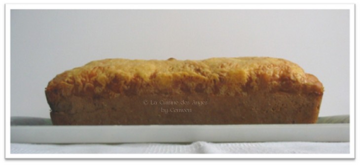 Recette de cake salé à base de fromage Bleu d'Auvergne et Gruyère, parfumé à l'huile d'olive, garni de saucisses de Francfort ou de Knacky et de noix