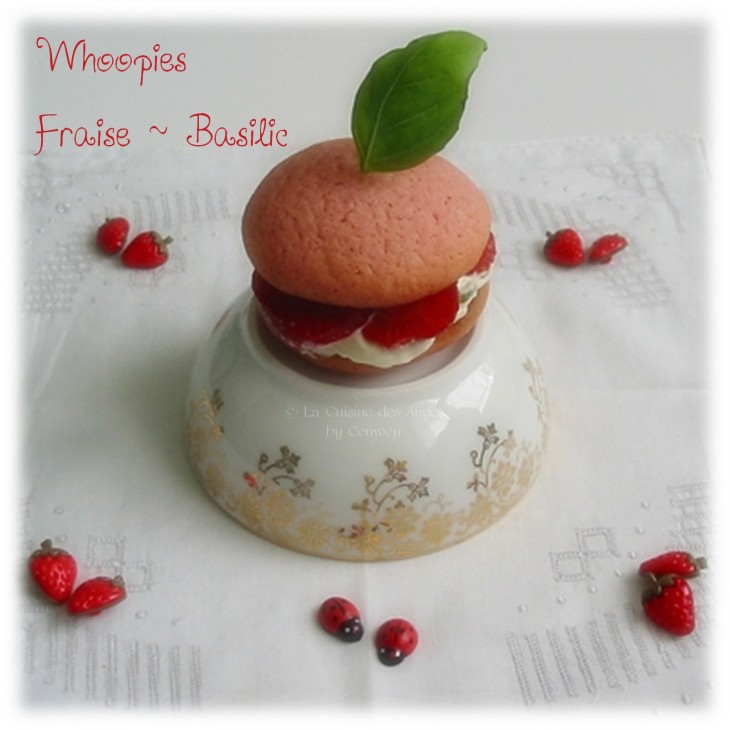  Whoopies aux Fraises et Basilic, coques sablées roses, garnies de crème aux petits suisses et basilic, et de fraises 