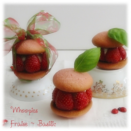  Whoopies Fraises et Basilic, coques sablées roses, garnies de crème aux petits suisses parfumés au basilic et décorées de fraises