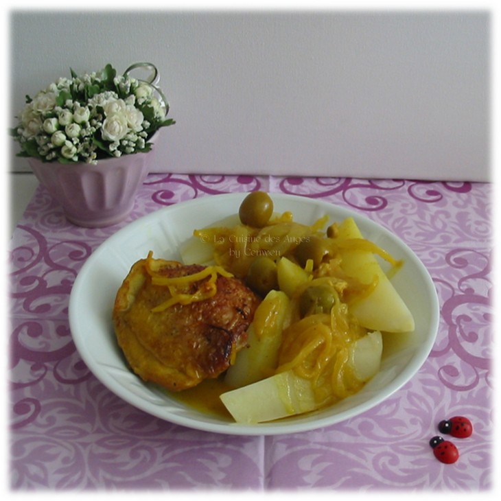 recette detajine au poulet, citron et olives vertes, avec des oigons, du cucurma et des pommes de terre