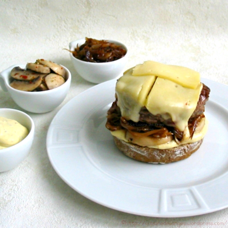 recette de burger maison avec du fromage St Nectaire, des champignons et des oignons caramélisés
