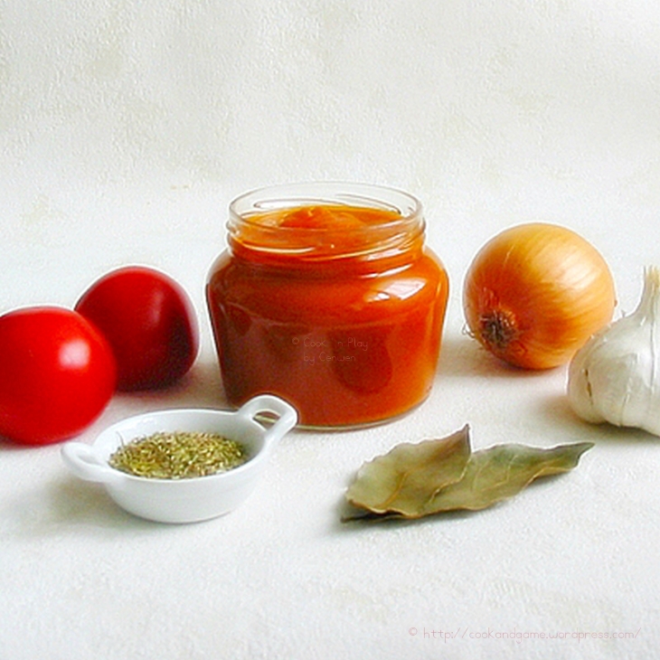 Recette de base de la sauce tomates maison, économique à base de tomates, oignon, ail, herbes de Provence 